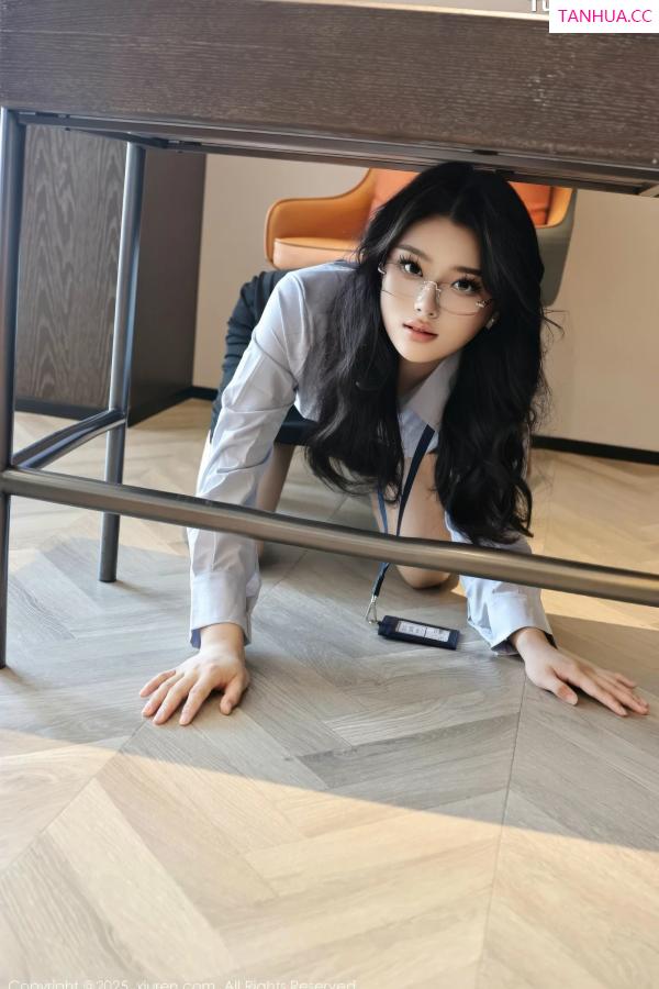   [XiuRen]高清写真图 2025.08.21 No.10674 糯梨子 性感OL第3张图片